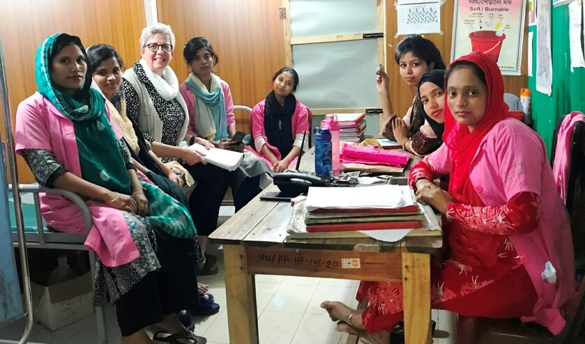 • Nannie werkte een paar maanden vrijwillig als verloskundige in Bangladesh.