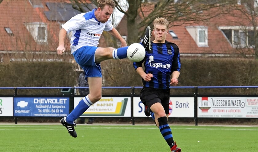 • Sam Versluis dit seizoen op sportpark Streveland in actie tegen Streefkerk.