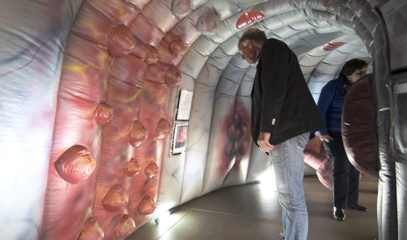 • De reuzendarm in het Albert Schweitzer ziekenhuis.