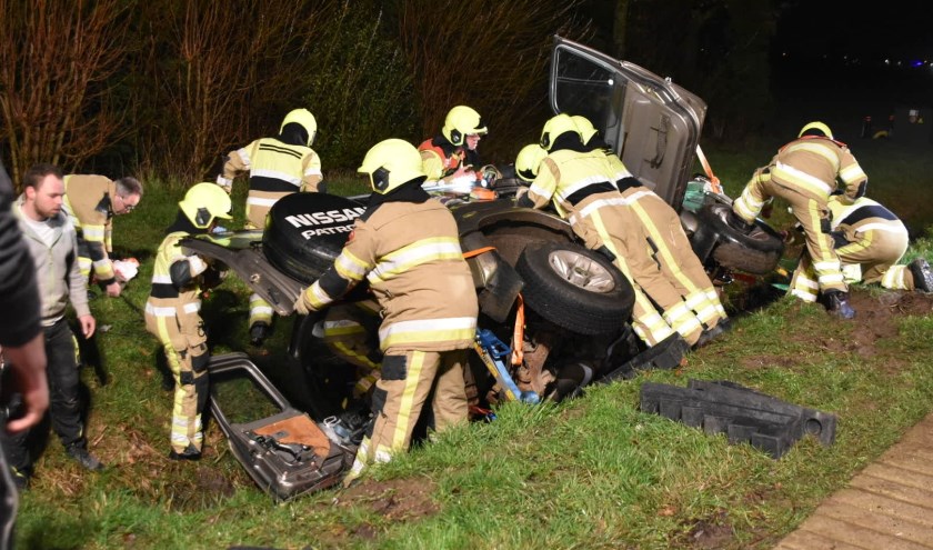 • De brandweer hielp het echtpaar uit de auto.