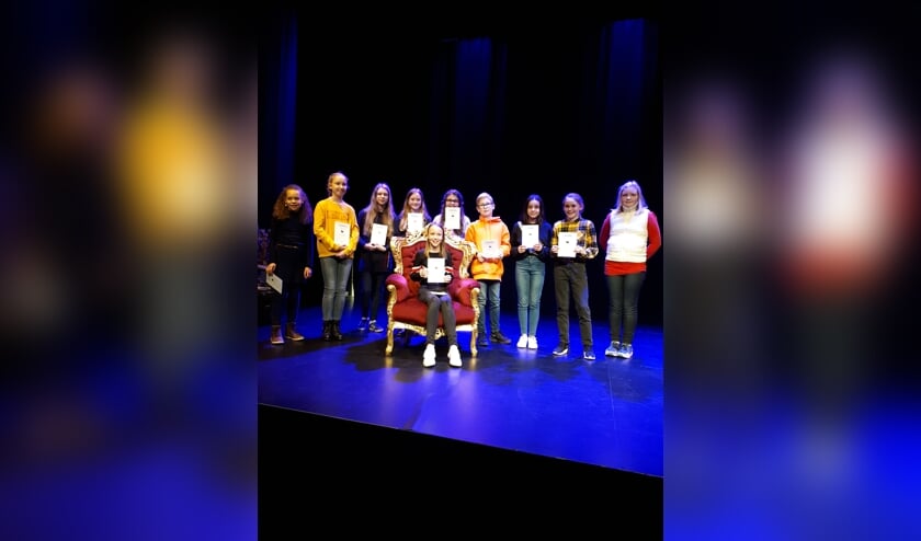 • Alle voorlezers die deelnamen aan de voorronde. Op de stoel de winnaar: Lotte Overes.