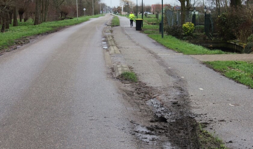 • Sporen op het fietspad geven aan dat een auto uitgeweken is voor een tegenligger door op het fietspad te gaan rijden.