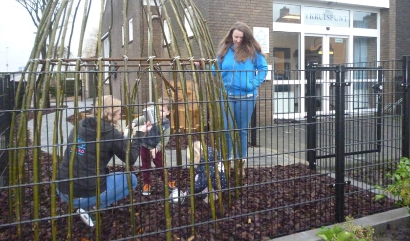 • Spelende kinderen bij de wigwam op locatie 't Kruispunt.