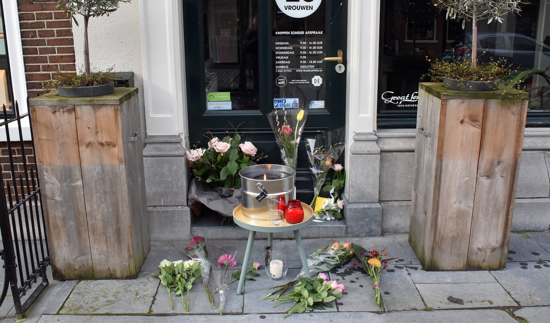 • Op de plek van de kapsalon van de neergeschoten Willeke werden donderdagavond en vrijdagmorgen bloemen, kaarten en andere attenties neergelegd. 