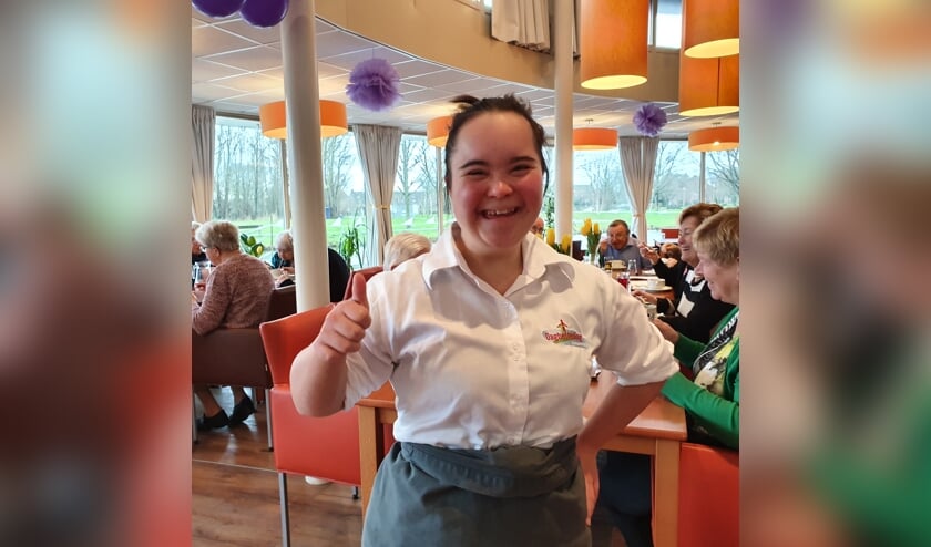 • Sapho Fickel met op de achtergrond de gasten van de Open Eettafel.