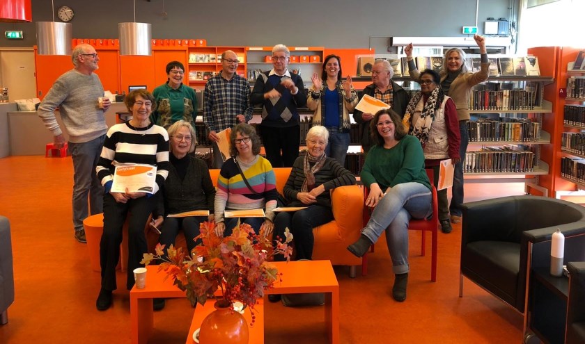 • Uitreiking van de certificaten door Taalhuisvrijwilligers en coördinator N.Tak, Bibliotheek Leerdam.