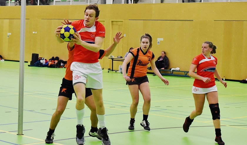 • Een aanvallende actie van VIKO-speler Thorven Oostrom.