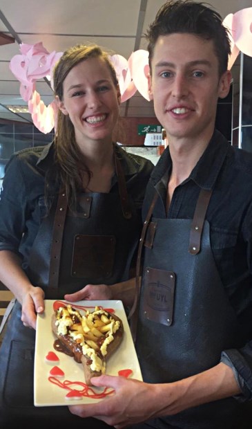 • Kyra en Kees met de Valentijns-frikadel.
