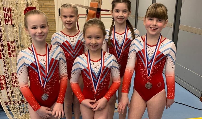 • DOS-winnaressen, onder v.l.n.r.: Sarah Turk (zilver), Nynke Winter (goud), Norah Reinders (brons).Boven v.l.n.r.: Fleur Doeve en Sanne Klicic (zilver).