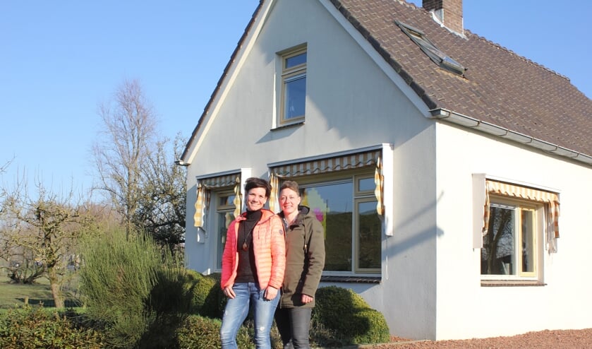 • Patricia (links) en Rieneke voor het gezinshuis.