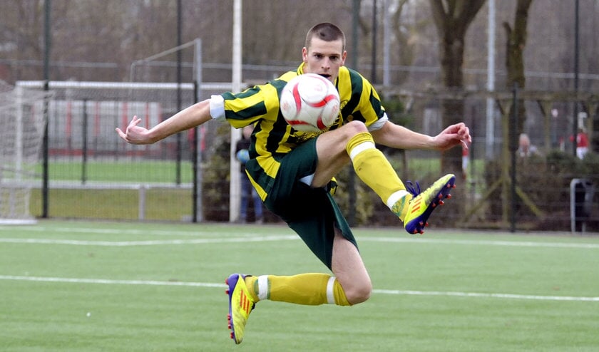 • Rick van Leijenhorst in zijn actie voor het eerste van Brederodes.