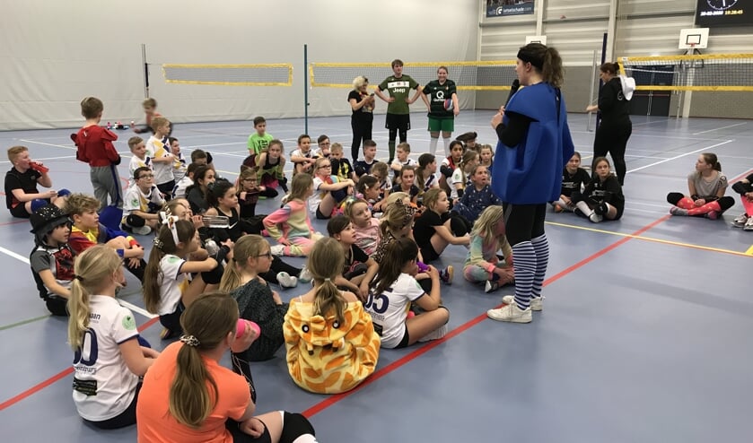 • VV Flits jeugdleden in carnavalskleding, klaar om te gaan volleyballen