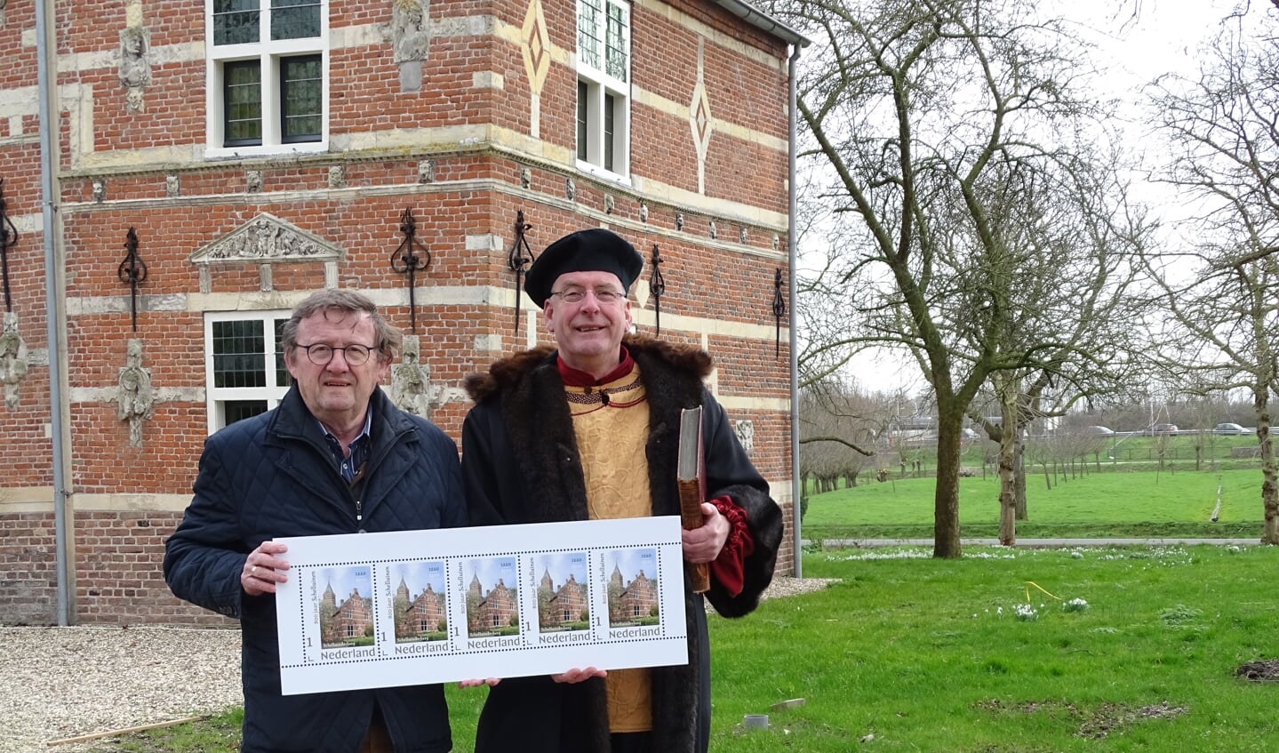 •‘Jan Snouck’ (rechts) toont tegen de historische achtergrond van ‘zijn’ kasteel Schelluinderberg de postzegels die hij kreeg van Bert den Boer, voorzitter van de Geschiedkundige Vereniging Giessenburg en Schelluinen.