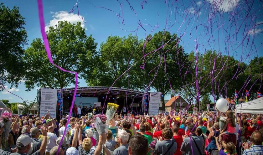 • Luid gejuich en knallende serpentines tijdens de slotceremonie in 2015.