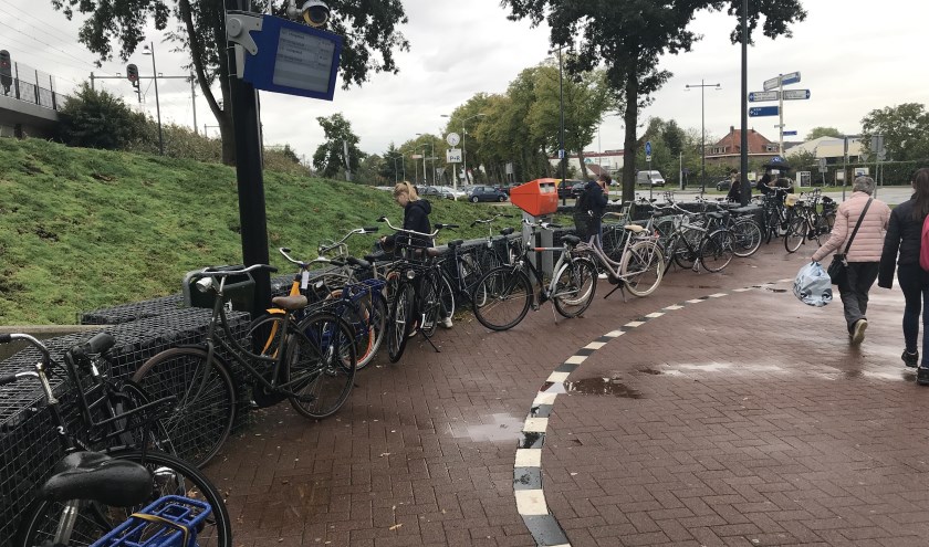 • Fietsenchaos bij de ingang van het station.