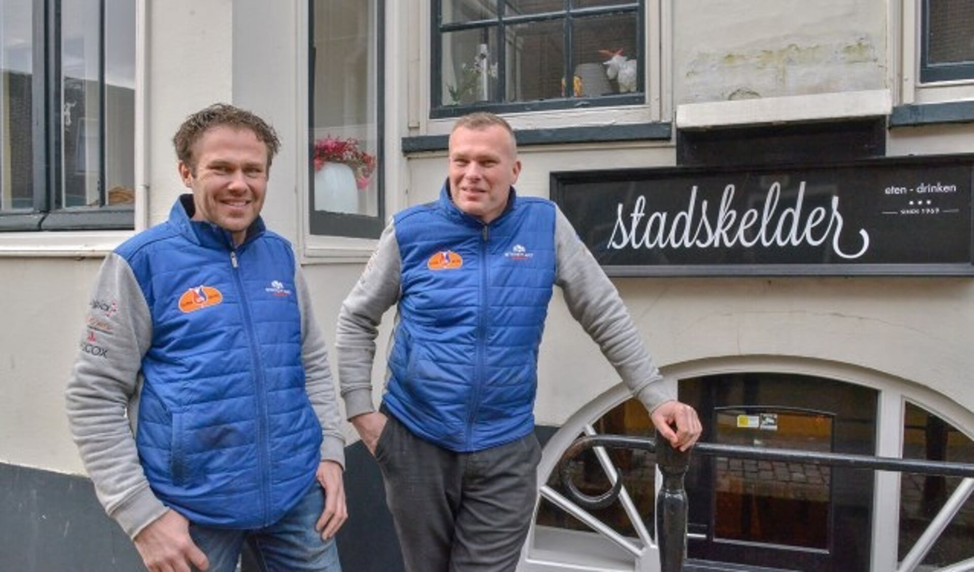 Rob en Ronald van den Berg geven de Stadskelder na kleine renovatie de nieuwe naam 'Brasserie Broers'.  (Foto: Paul van den Dungen)