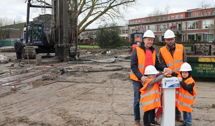 • De betrokkenen bij de eerste paal, op de achtergrond de heimachine.