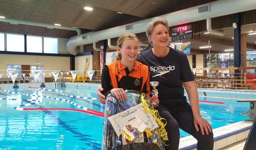 Tess Vonk samen met Lammie Winters van Speedo Nederland.