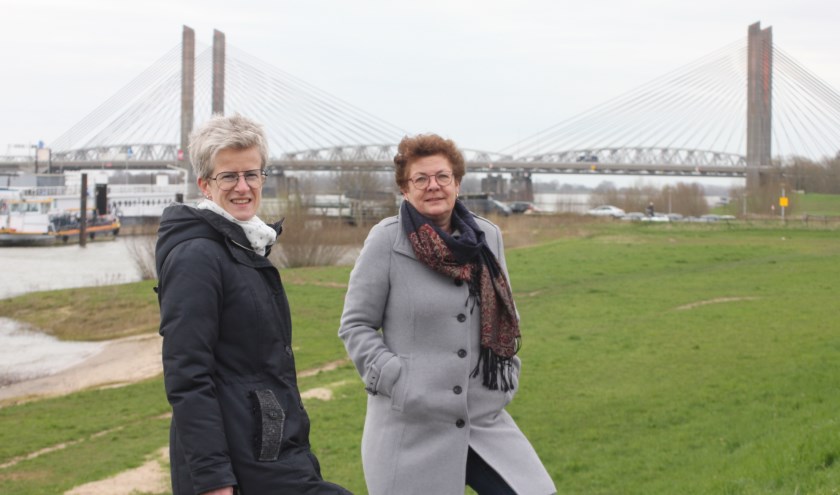 • Op de foto bij de brug. "Helemaal niet origineel, toch wil iedereen dat altijd."