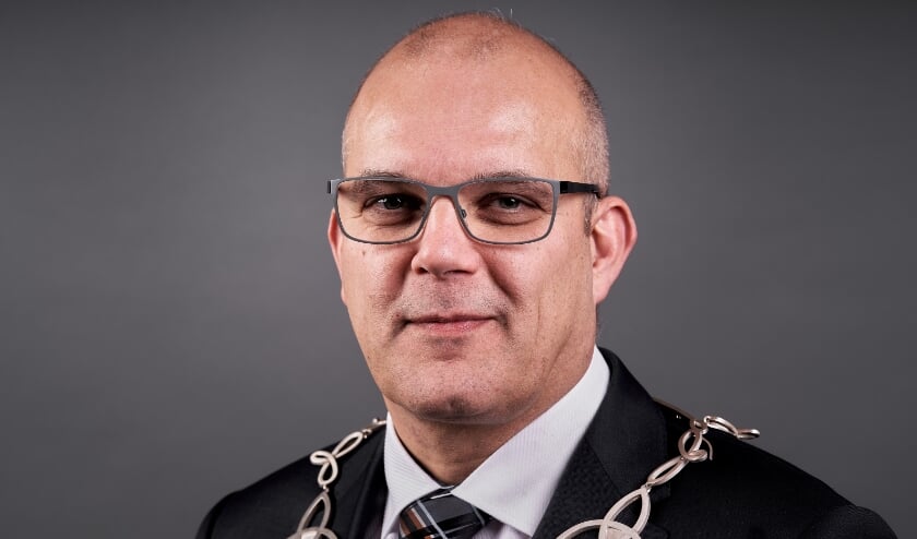 <p>Burgemeester Egbert Lichtenberg bedankt de inwoners die volgens de coronarichtlijnen oud en nieuw hebben gevierd.</p>