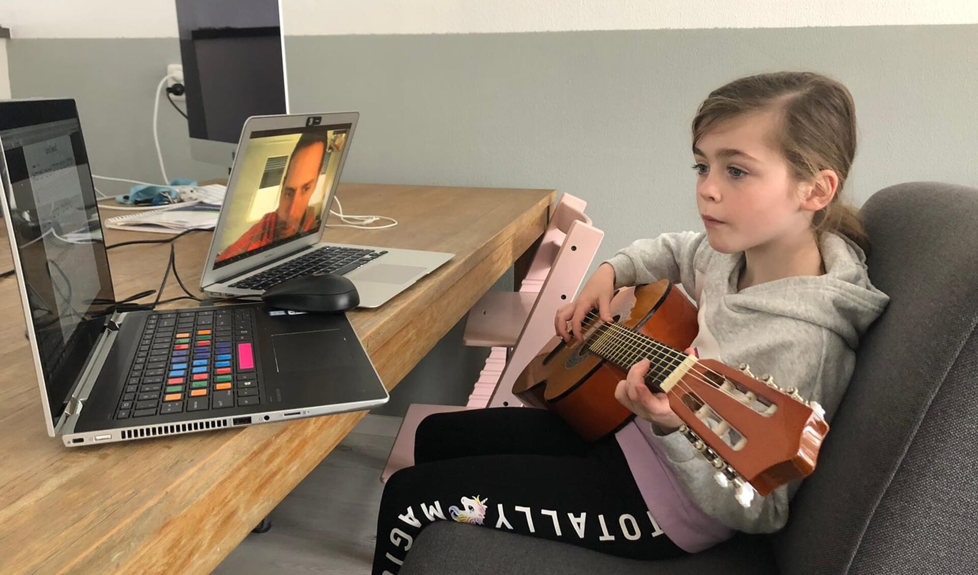 • Leerling van Muziekschool Krimpen bezig met een online muziekles.