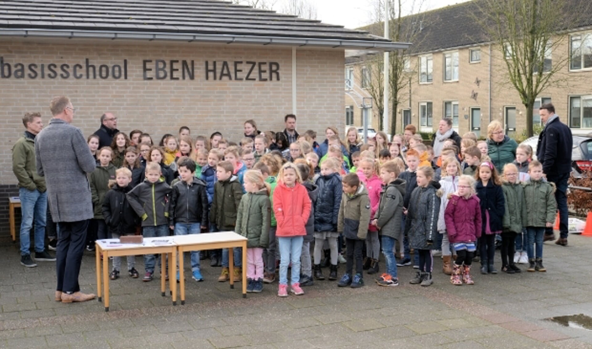 De kinderen en leerkrachten van de Eben Haezer Polsbroek hebben een pluim meer dan verdiend. Bijna geen restafval meer!  (Foto: Leo Bennis)                             