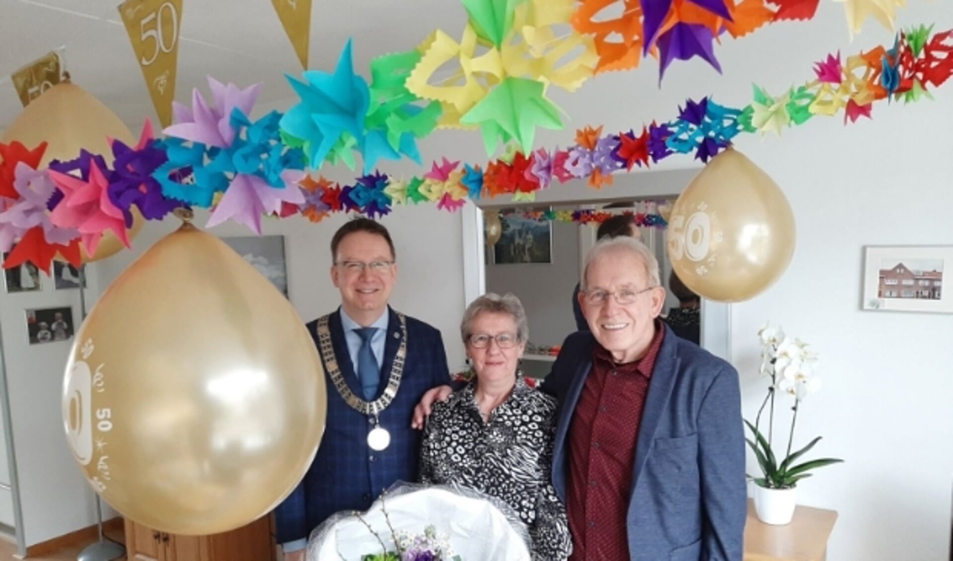 Burgemeester Van Domburg bracht het gouden paar een bezoek en mocht delen in de verhalen van het echtpaar Schraverus over 50 jaar huwelijk. (Foto: Rinus Verweij)