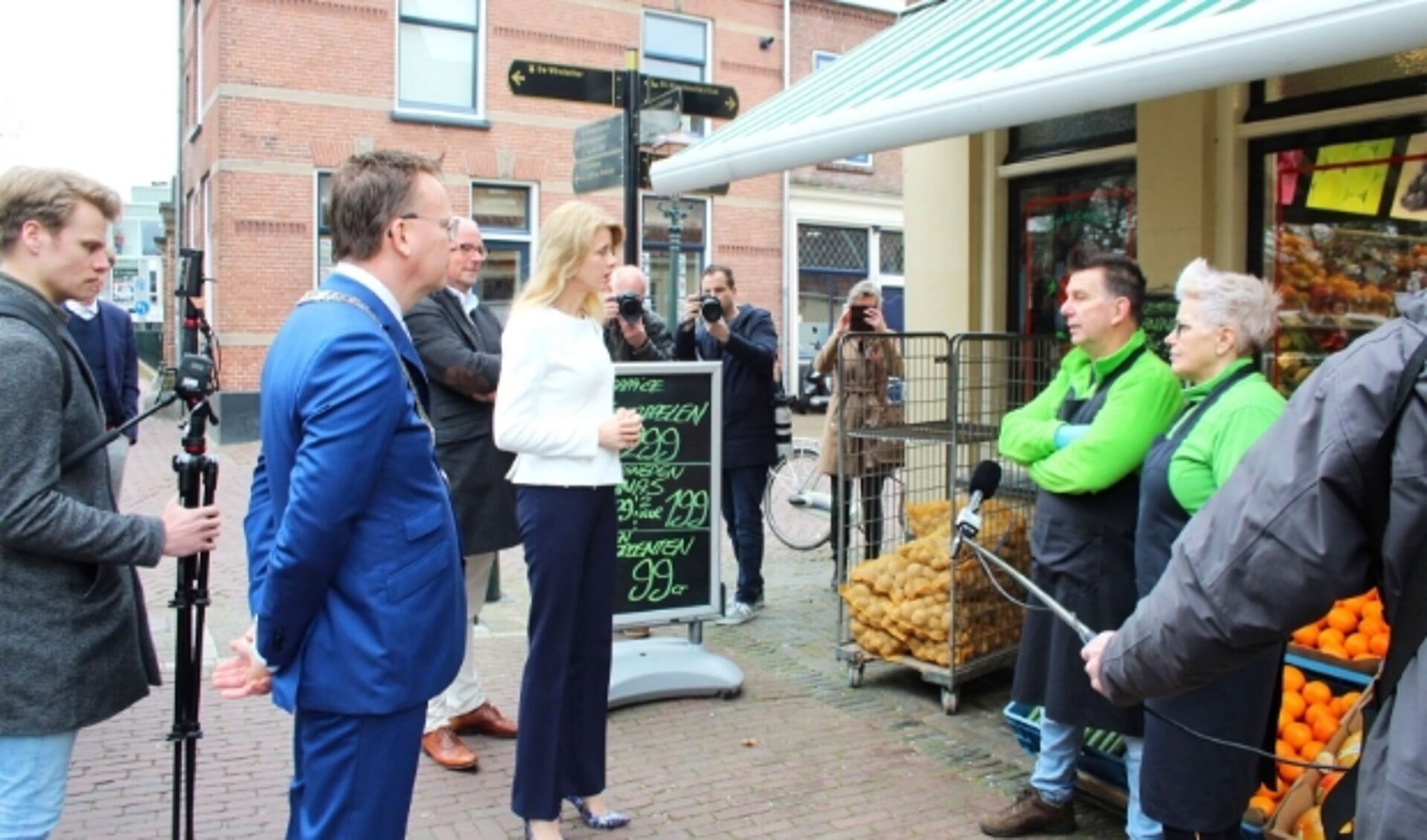 Staatssecretaris Mona Keijzer bezocht  ondernemers om hun - op 1,5 meter afstand - een hart onder de riem te steken. (Foto: Lysette Verwegen)