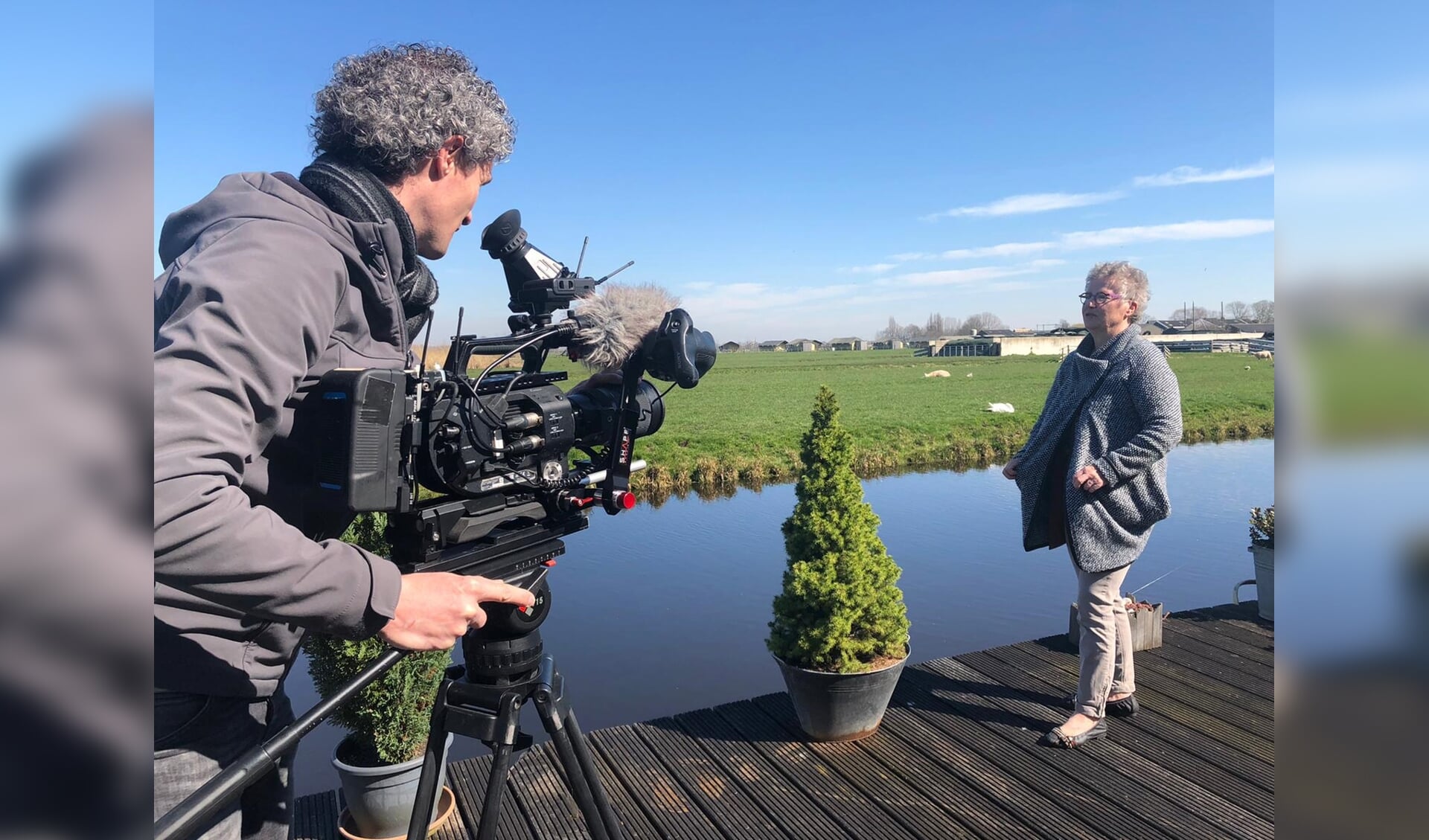 • Marijke Klapwijk voor de camera van EénVandaag in haar achtertuin aan de rand van Stolwijk.