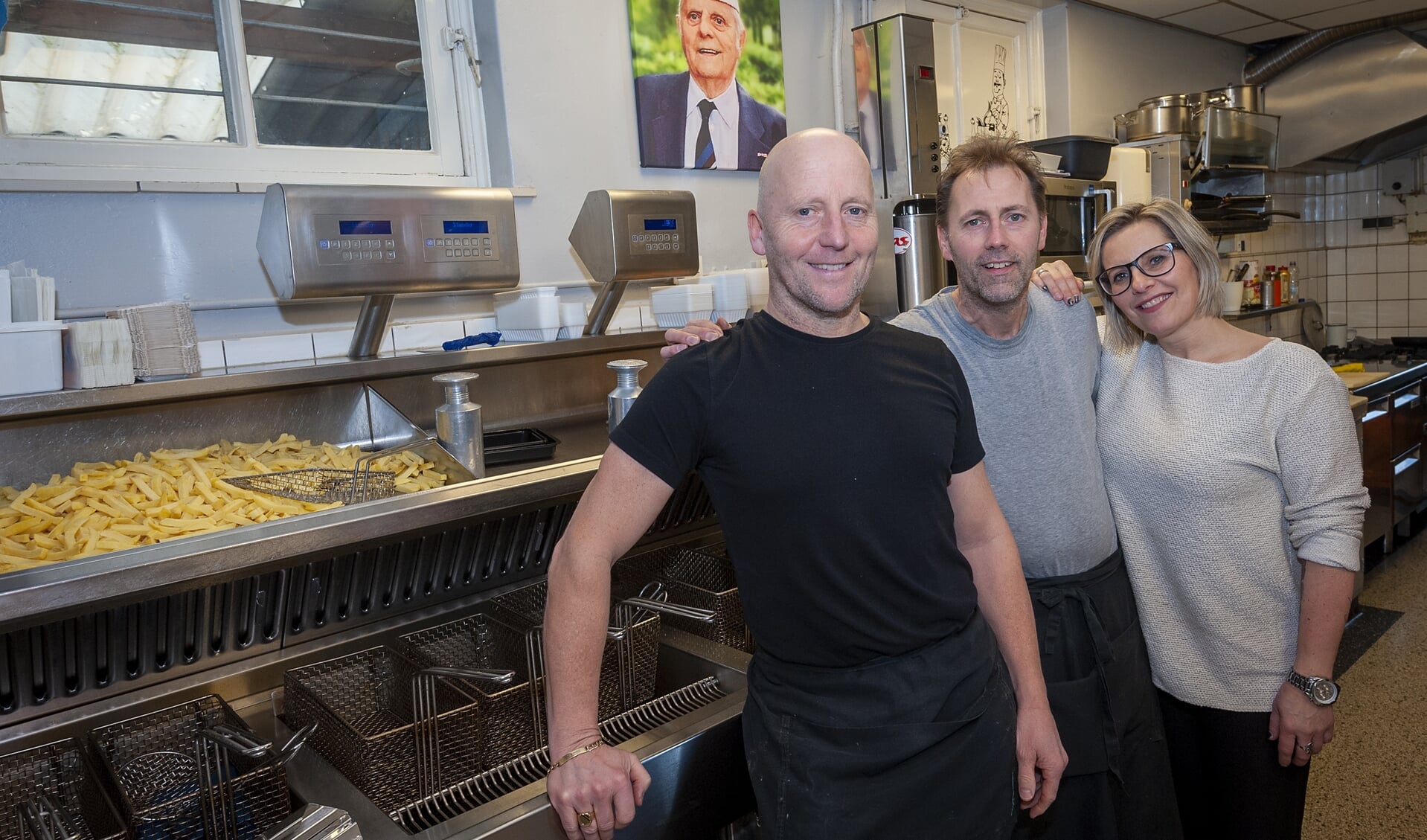 • Gerard, Ton en Barry Eegdeman in de keuken van het cafetaria.