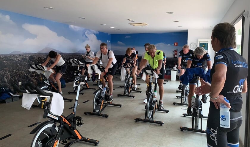 • Teus de Bruijn (midden, wit shirt) aan het spinnen in het hotel.
