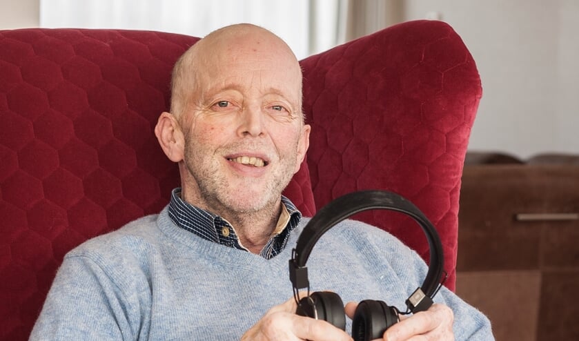 • Waaijer: 'De koptelefoon is na mijn rolstoel mijn belangrijkste hulpmiddel geworden. Zonder luisterboeken zou mijn wereld nog kleiner zijn.'