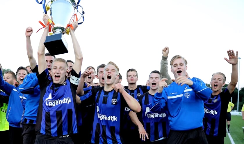 • Tim den Besten als captain van het winnende Streefkerk in het Alblasserwaardtoernooi O23.