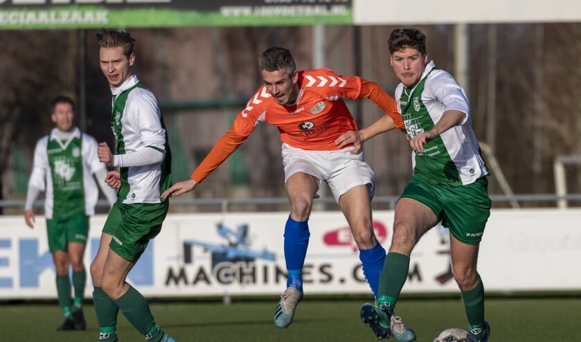 • Altena vervolgt de titelrace tegen Pelikaan.