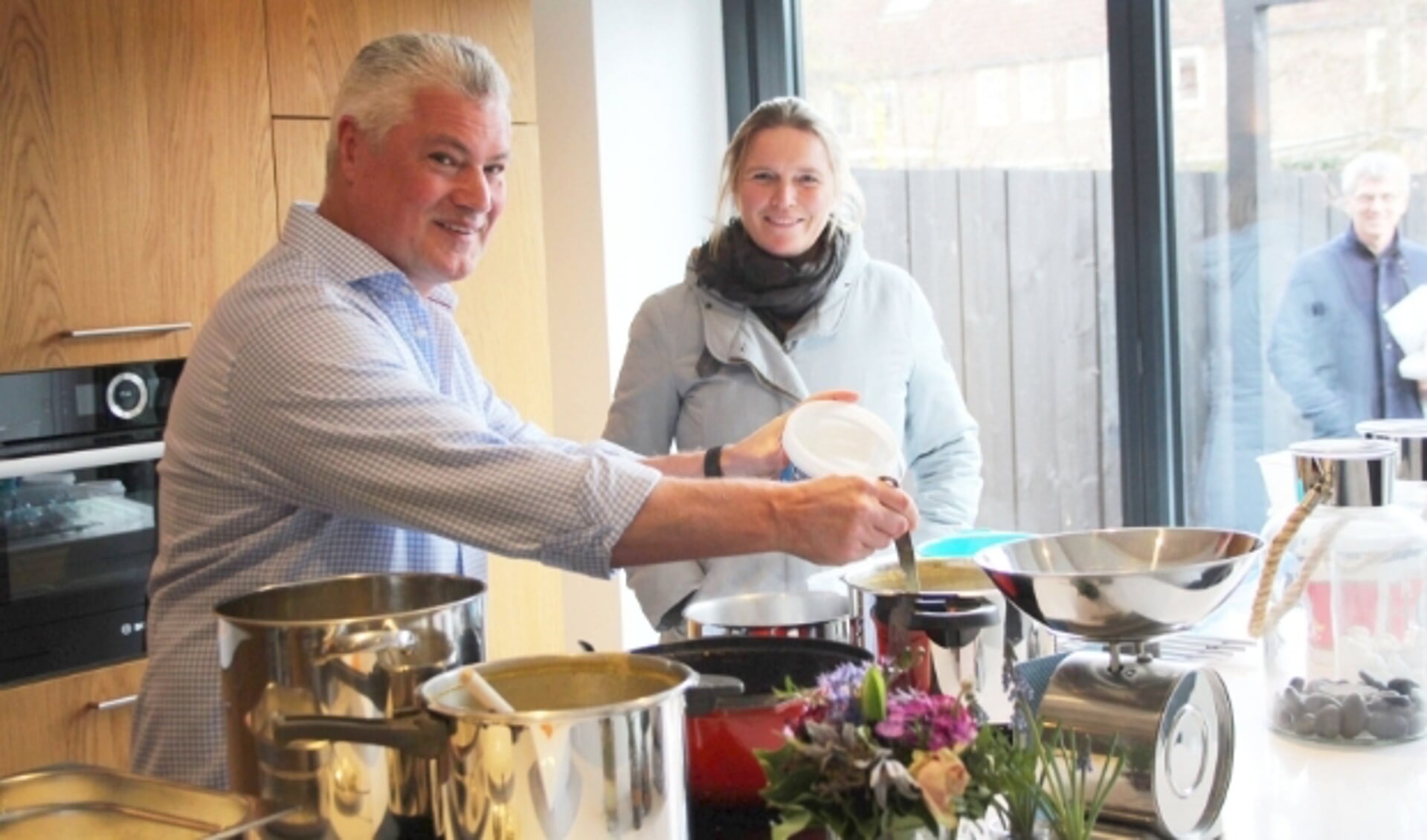 Marcel Voskens kookt elke dag met veel plezier voor dertig personen die een maaltijd juist nu goed kunnen gebruiken. (Foto: Lysette Verwegen)