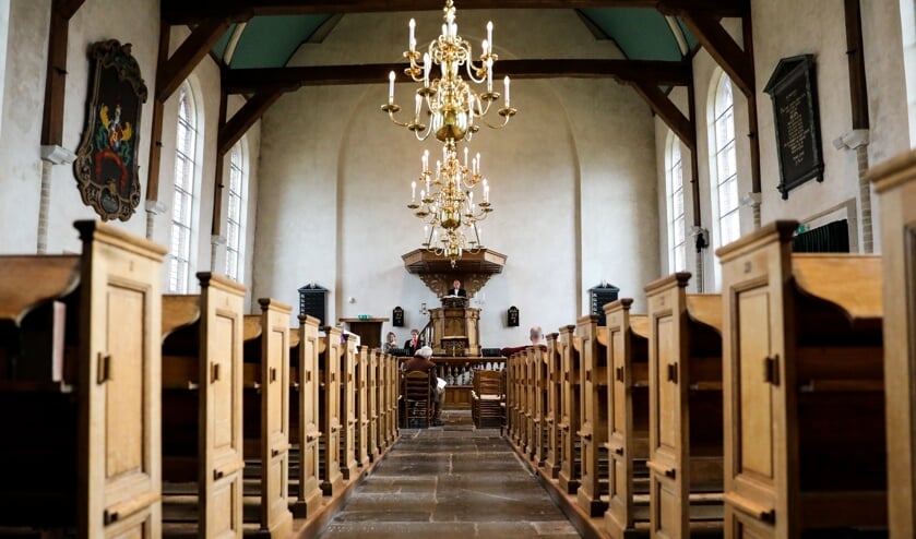 <p>• (Internet)dienst in de vrijwel lege kerk van Giessen-Oudekerk.</p>