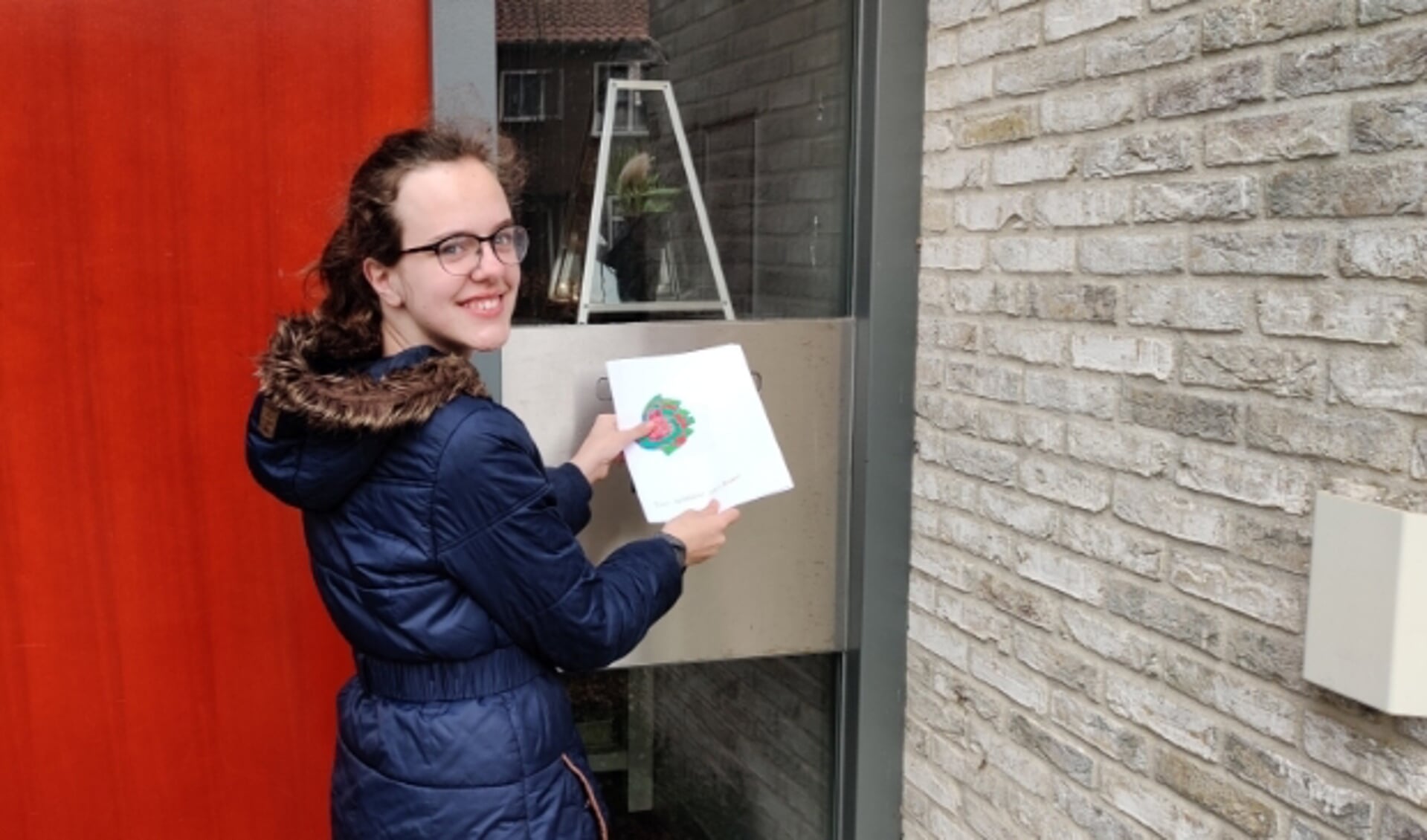 Roos doet opnieuw een paar mooie tekeningen in de brievenbus van het Futurahuis aan de C. Valeriusstraat in Oudewater. (Foto: Jan Leeuwenburgh)