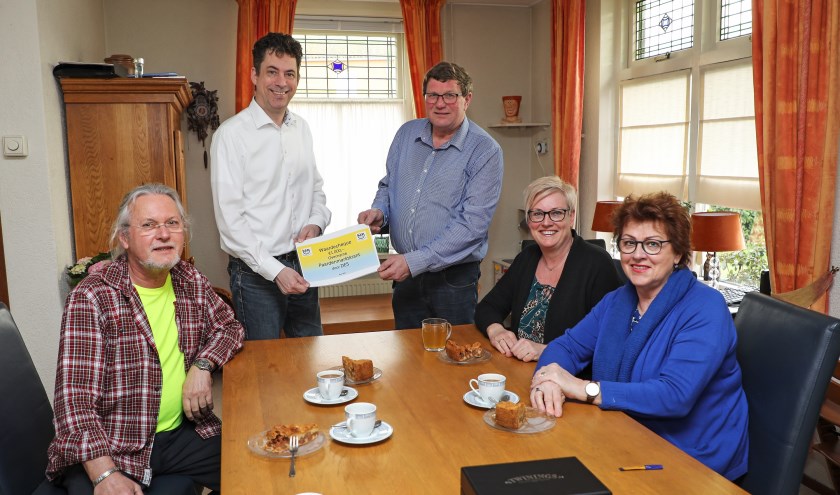 • Vlnr: Wap Wijnstekers, Remco de Haan, Heimen v.d. Bogert, Alette den Bol en Toos Brok. De HAS draagt de Paardenmarktkrant over aan muziekvereniging DES, mét een cheque ter waarde van 1000 euro.