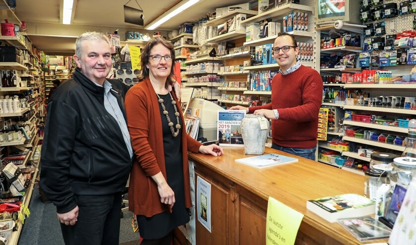 • Ernst van Wijk (r) neemt de winkel in de toekomst over van zijn ouders Elias en Toos.