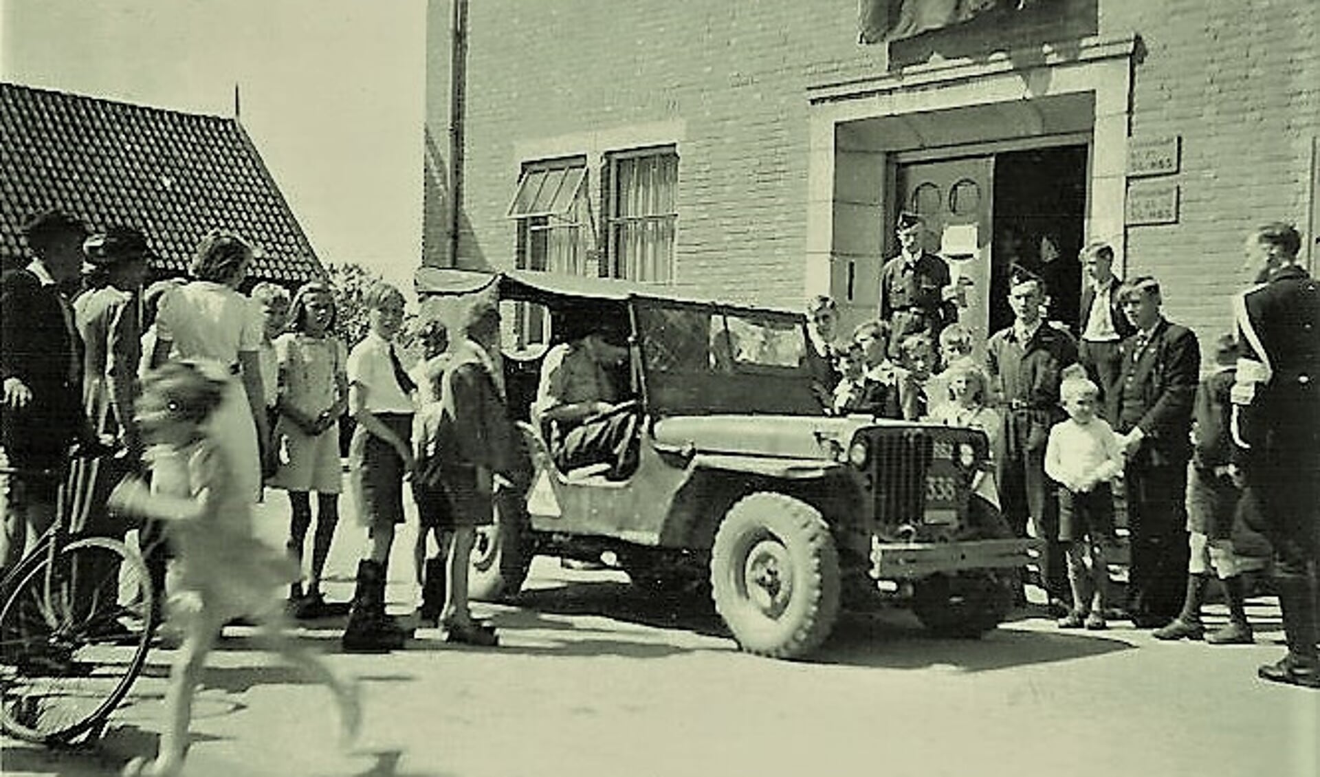 • Een militaire jeep voor het Giessendamse gemeentehuis.