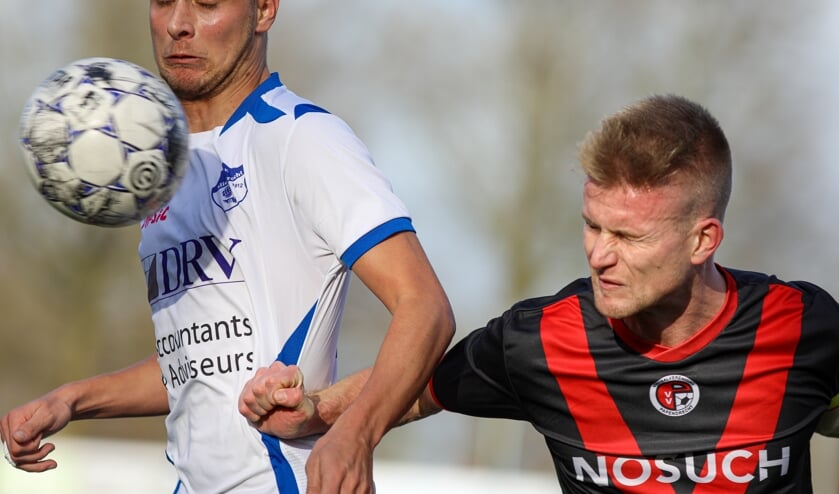 • Quincy Bartens (l) in de derby tegen Papendrecht.