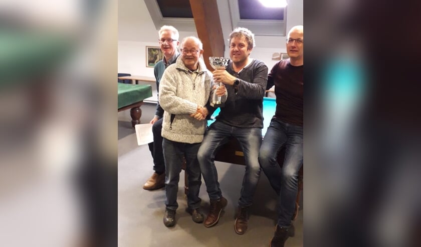 • Adrie Witteman overhandigt de door hem geschonken wisselbokaal aan Jacques van der Vlist van De Lukkie Klos.