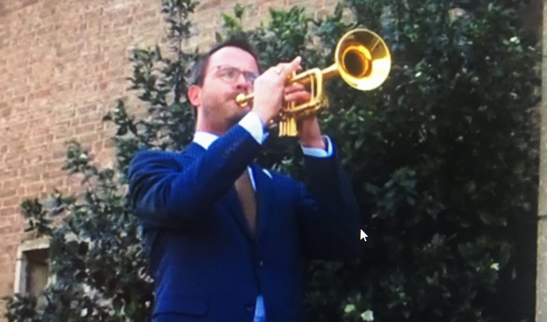 • Burgemeester Laurens de Graaf op trompet.