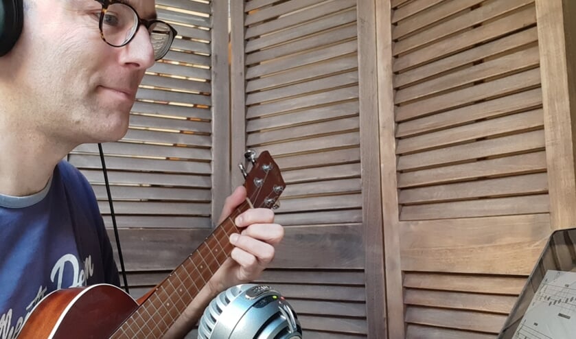 • Marius Diepenhorst geeft muziekles 'op afstand'.