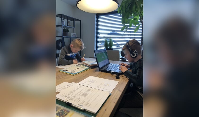 Jelle en Jim de Joode uit Hank zitten op school op De Wilgenhoek. Ze houden zich goed aan het schoolrooster. Gynzy, alles in 1, reken en taal oefenbladen, Squla, en nog meer handige sites. En stipt om 10:00 uur: "Ja, mama, we mogen buiten spelen, even pauze." Ik vind het een hele opgave en heb nog meer respect gekregen voor de juffen. Maar onwijs fijn dat ze dit op school zo snel voor elkaar hebben gebokst.