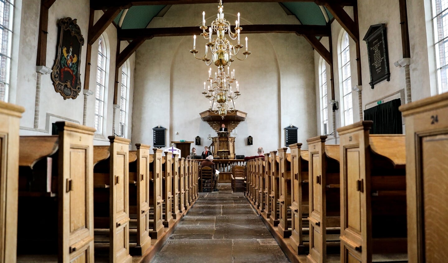 • Giessen-Oudekerk: (internet)dienst in een vrijwel lege kerk.