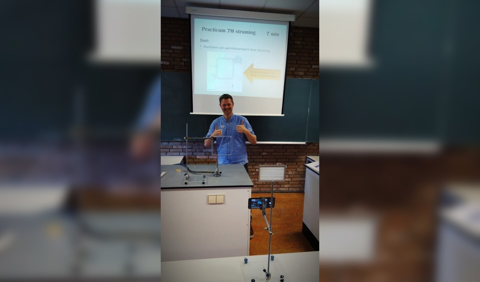 • Mark van de Wetering docent natuurkunde en scheikunde filmt een practicum voor online les.