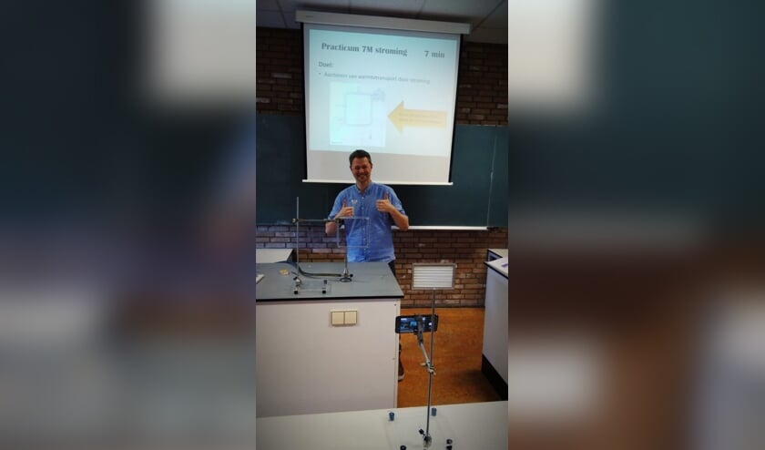 • Mark van de Wetering docent natuurkunde en scheikunde filmt een practicum voor online les.