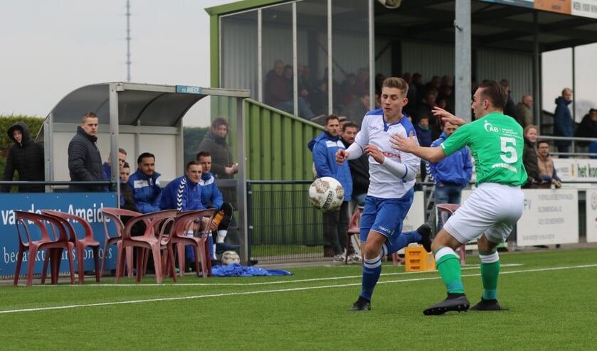 <p>• Gert Stuij (5) in actie in de met 0-3 gewonnen derby tegen Ameide.</p>