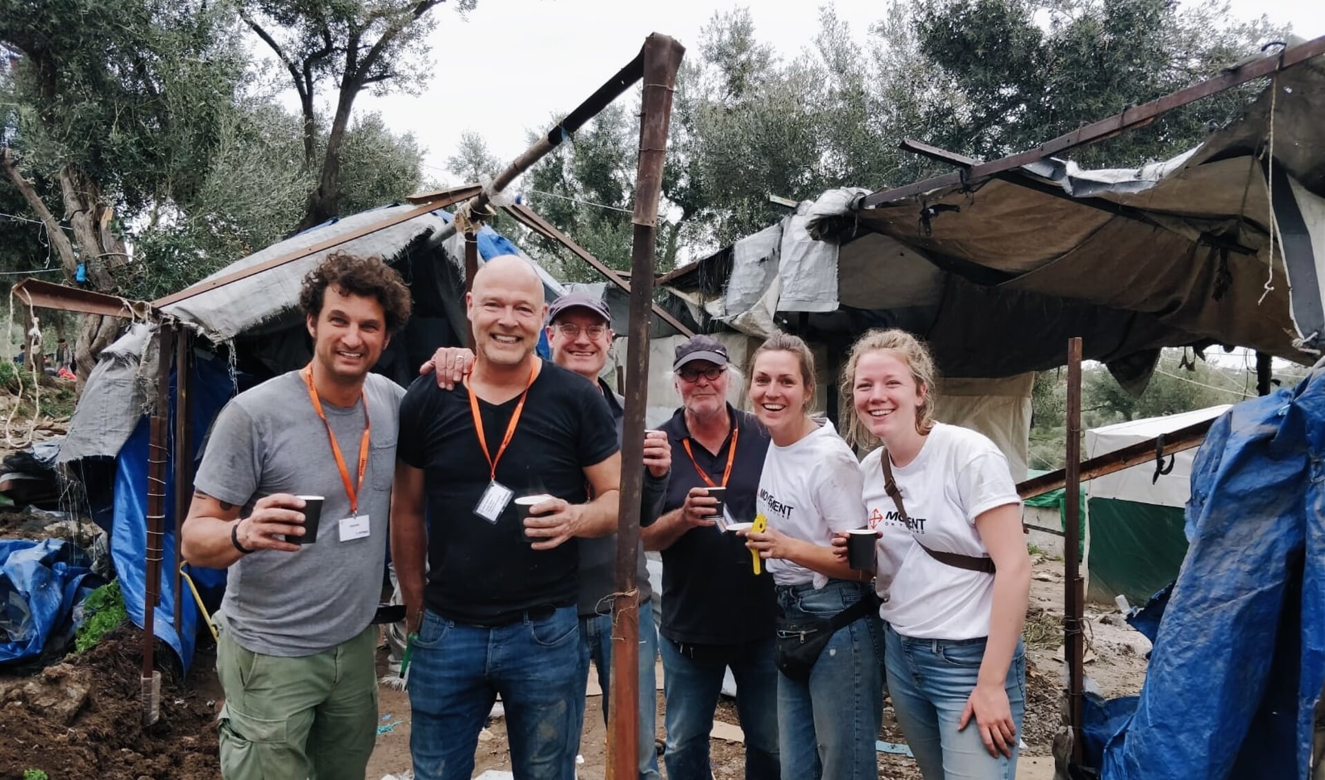 • Anne-Sophie van den Toren (rechts op de foto) met enkele andere vrijwilligers.